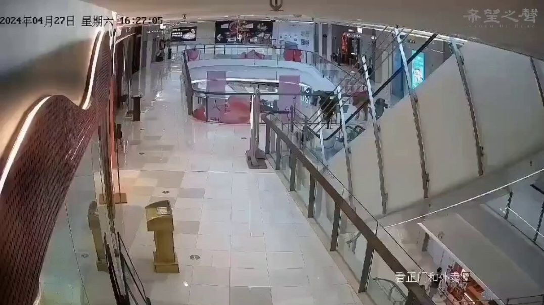 ⁣La mano Con pelos 1 - Mujer se lanza de 4to piso en plaza comercial ( VIDEO FUERTE )